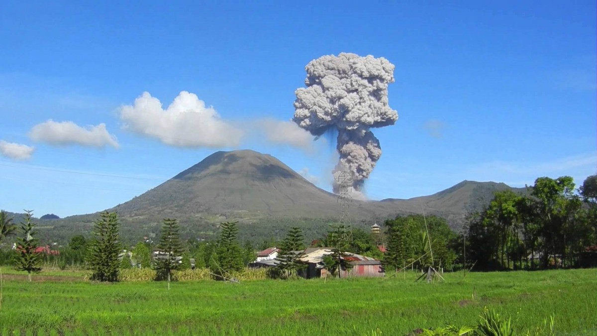 Pemandangan Gunung Lokon, yang sedang aktif dan mengeluarkan asap.